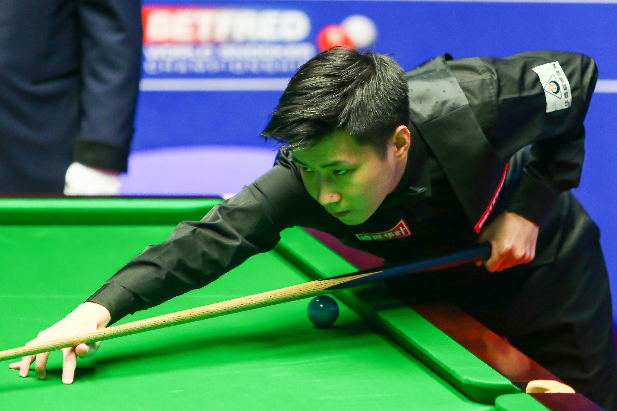 通过积极的 通过积极的